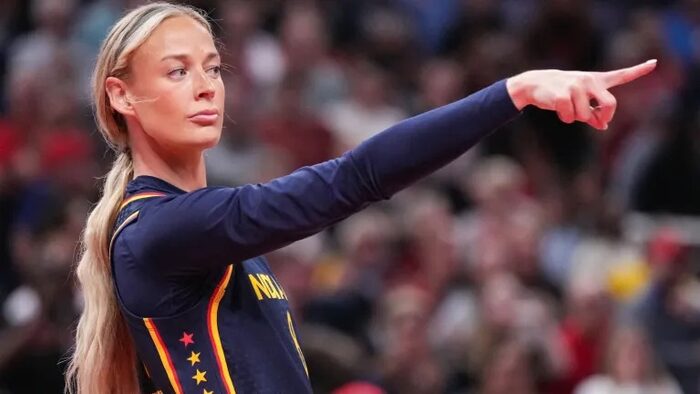 Sophie Cunningham em quadra durante partida da WNBA, apontando para o lado com o braço estendido