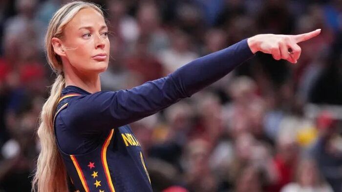 Sophie Cunningham, jogadora da WNBA, em quadra durante partida