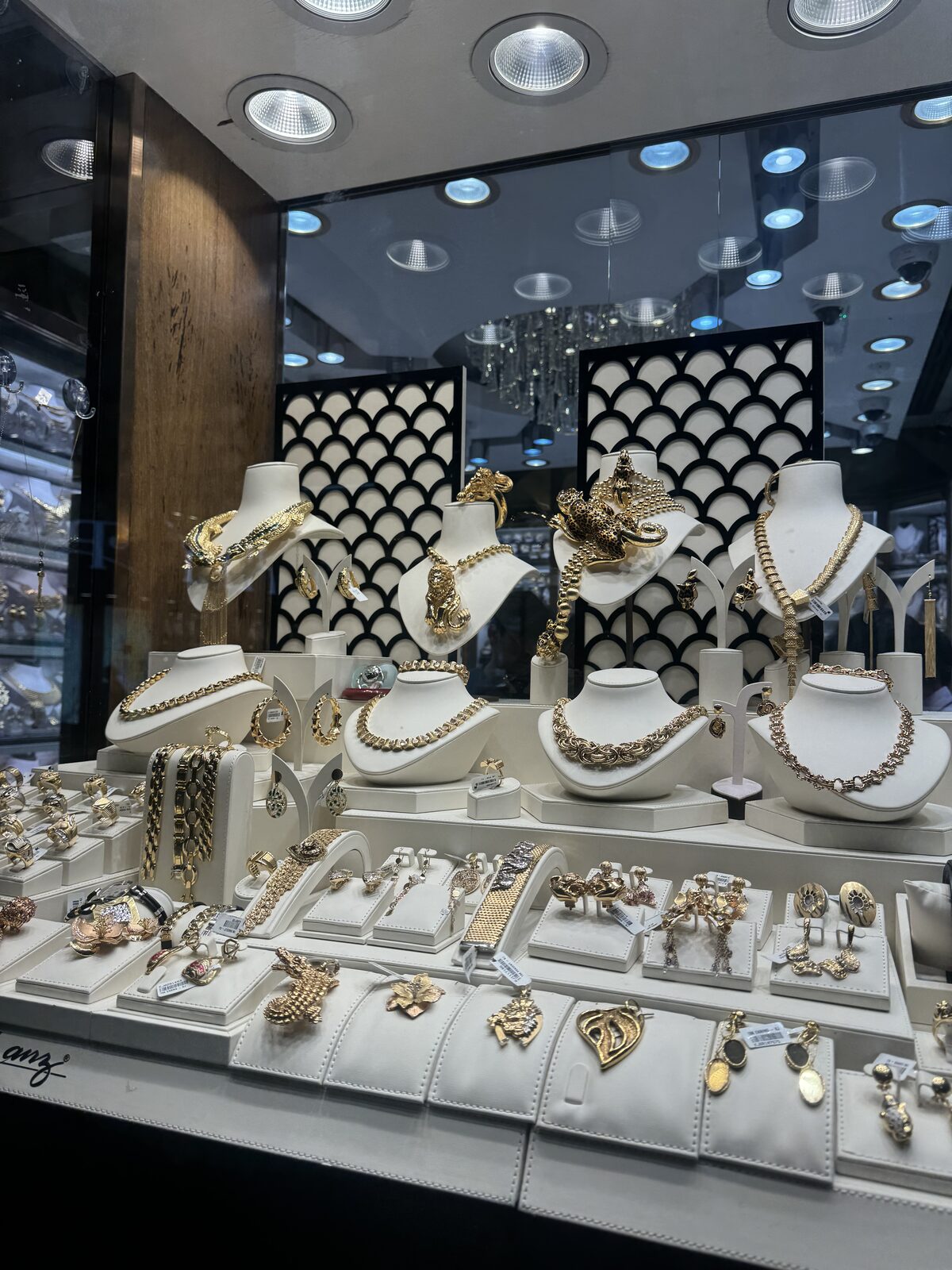 Vitrine com colares, pulseiras e brincos de ouro em uma joalheria de Dubai