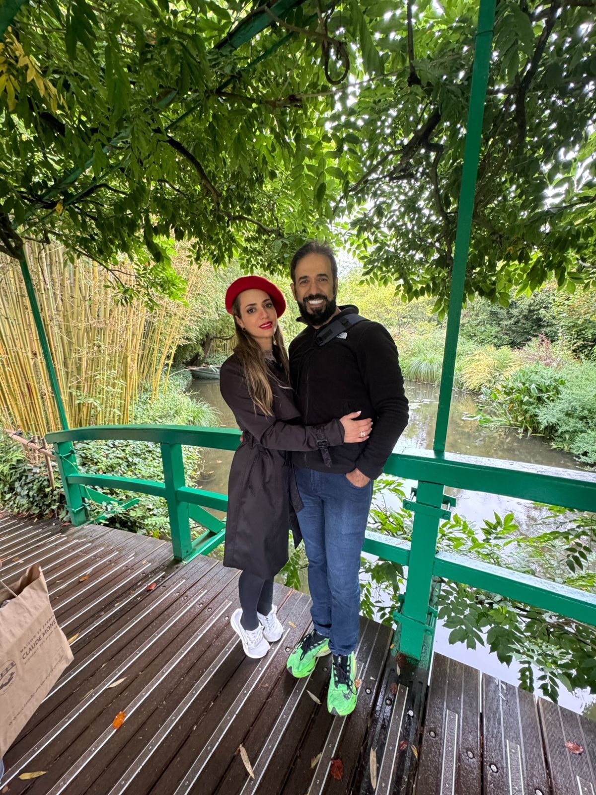 Joaquim e a esposa abraçados na ponte japonesa do jardim de Monet, em Giverny