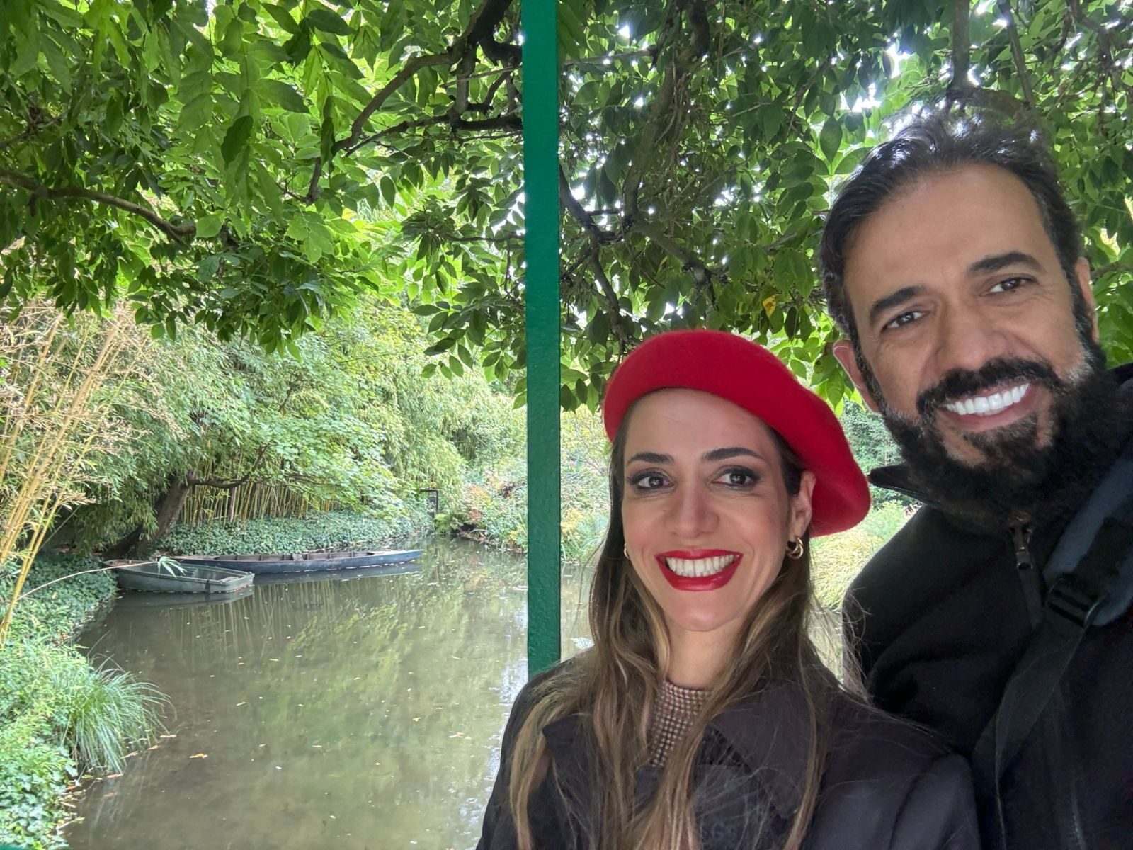 Selfie do casal na ponte japonesa do jardim de Monet, em Giverny