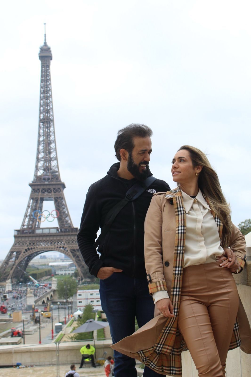 Casal observando a Torre Eiffel de um mirante em Paris