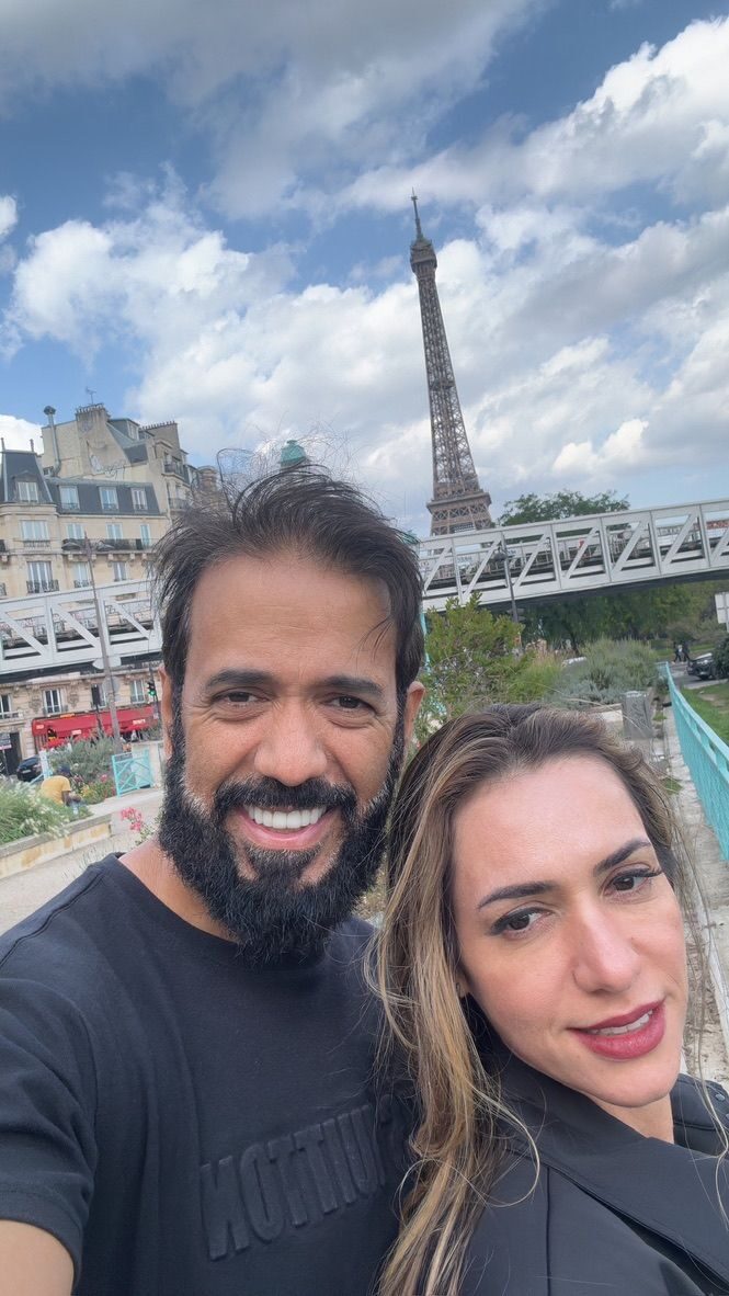 Joaquim e a esposa em frente à Torre Eiffel, às margens do Sena, em Paris
