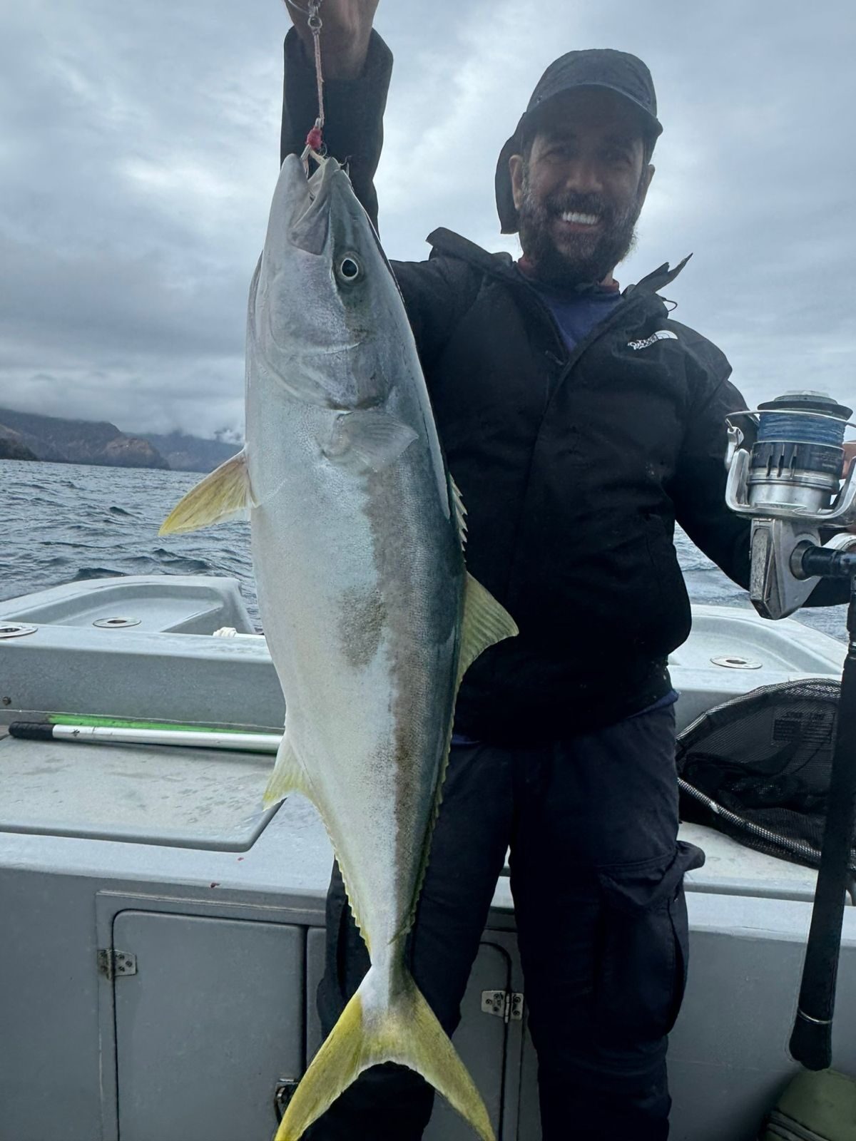 Joaquim segurando um peixe grande pescado em alto mar na Ilha Robinson Crusoe, Chile
